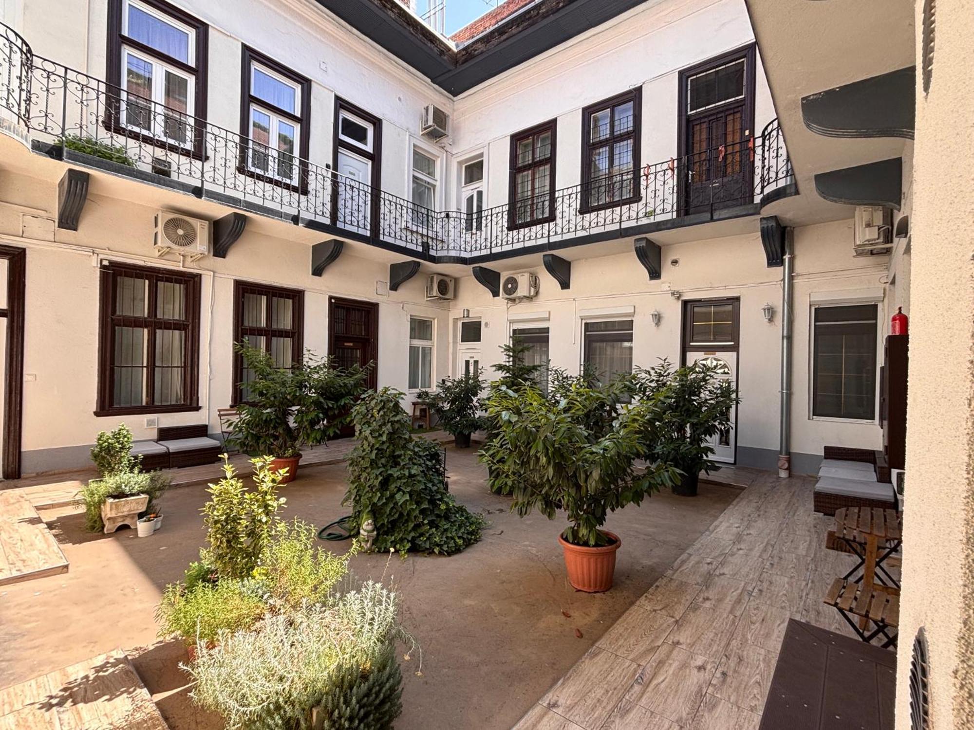 Goldcentral Apartments - Stylish Apartments - Wine Tasting Access, Budapest